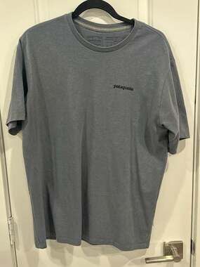 Patagonia Men's P-6 Logo Responsibili-Tee in Heather Grey